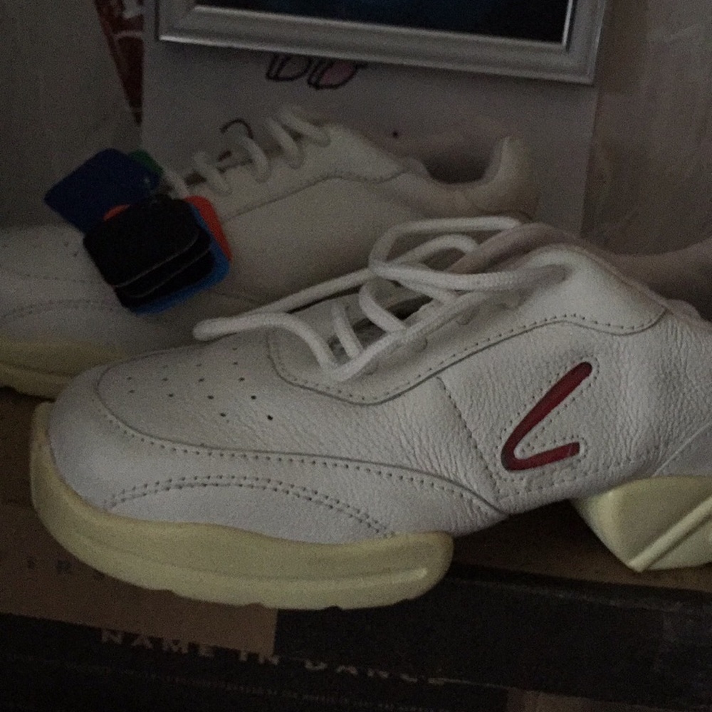 NWT Leo’s  NRG Sneakers, big kids size 4